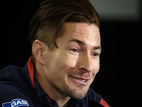 hayden bị tai nạn xe đạp