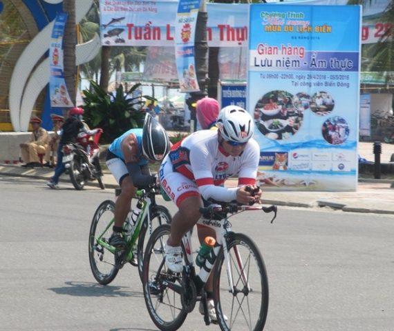 dua-xe-dap-tai-cup-bong-da-mo-rong