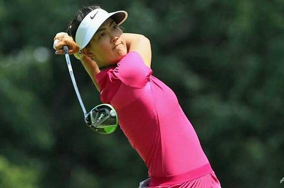michelle-thuc-hien-cu-danh-golf-dau-tien
