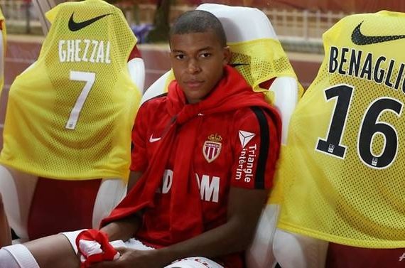 mbappe-ngoi-tren-ghe-du-bi