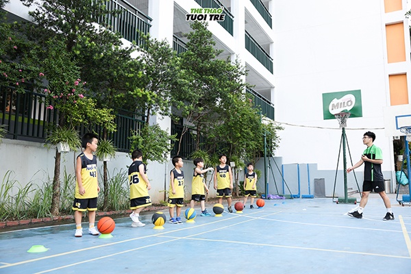 Học bóng rổ tại sân Ngôi Sao