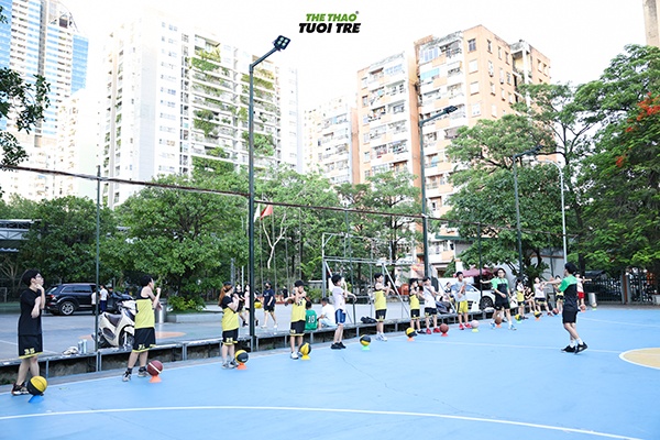Lớp học bóng rổ tại sân Ngôi Sao