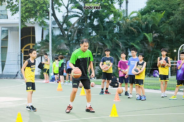 Học bóng rổ tại Sân Tuổi Trẻ