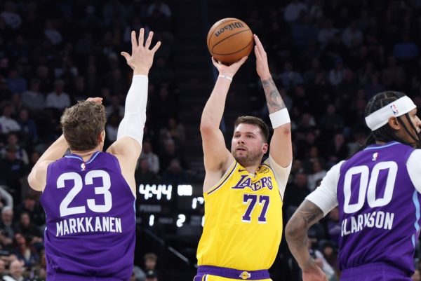 Hàng Phòng Ngự Của Lakers Sau Khi Anthony Davis Rời Đi 5 Lakers vẫn gặp khó khăn với những đội bóng có trung phong mạnh