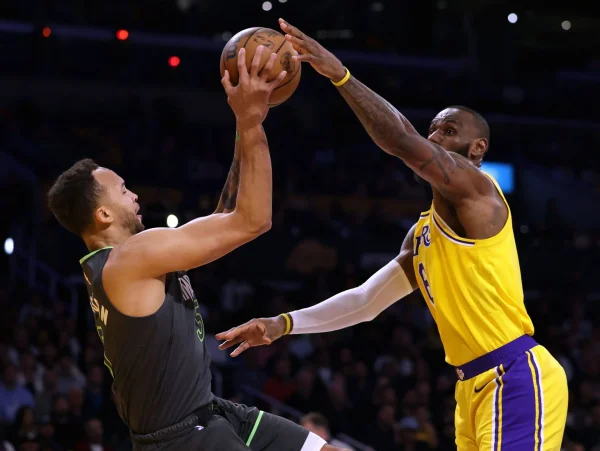 Hàng Phòng Ngự Của Lakers Sau Khi Anthony Davis Rời Đi 4 LeBron James phòng ngự dựa trên việc phán đoán tình huống